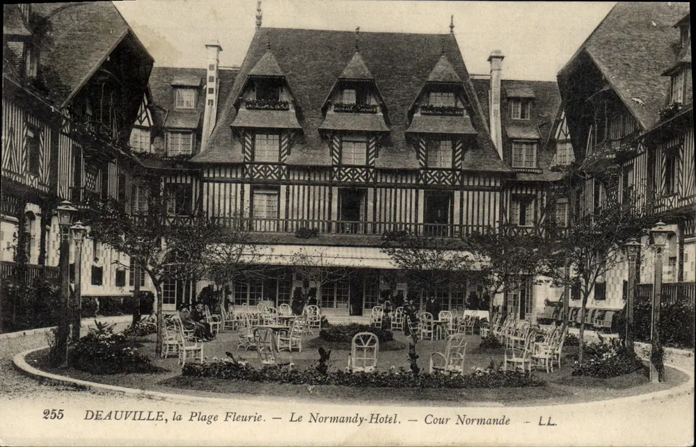 Deauville, Die blühende Strandpromenade — Das Normandy-Hotel — Normannische Hofgarten — LL — n°255 - Vorderseite