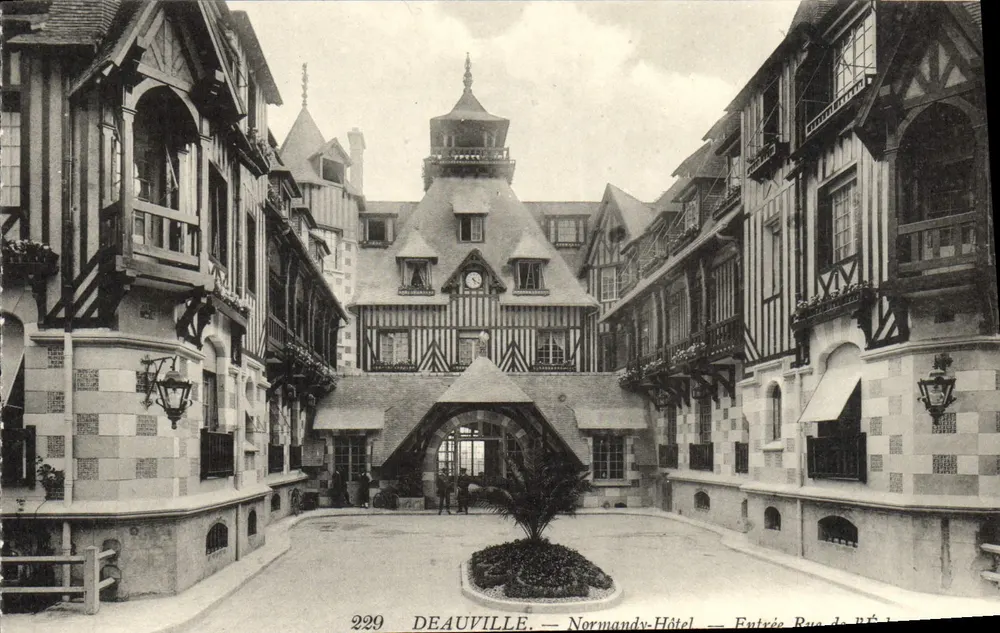 Deauville — Normandy-Hôtel — Invoer Rue de Bé - Voorkant