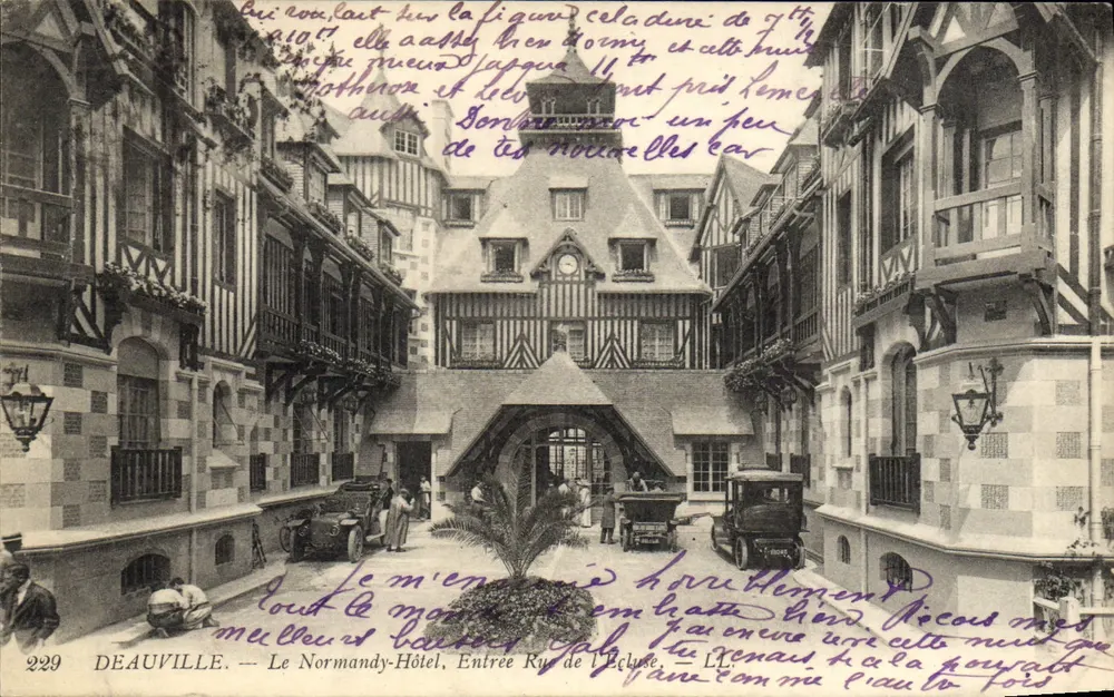 Deauville — Le Normandy-Hôtel, Eingang zur Rue de l'Église - Vorderseite