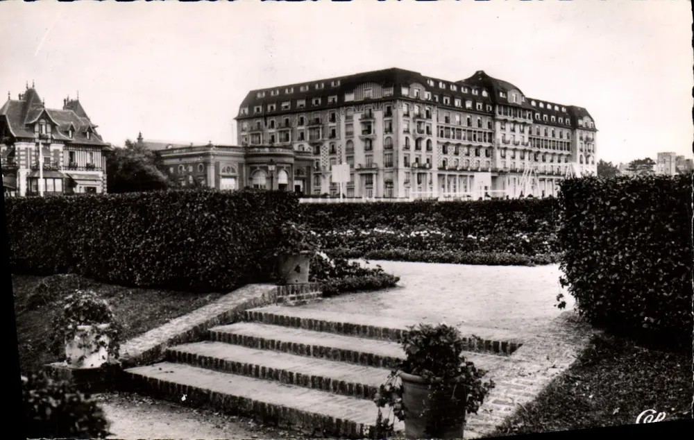 Deauville - Le Royal-Hôtel (Wybo, arch.) aus den Gärten gesehen — Nr. 278 - Vorderseite