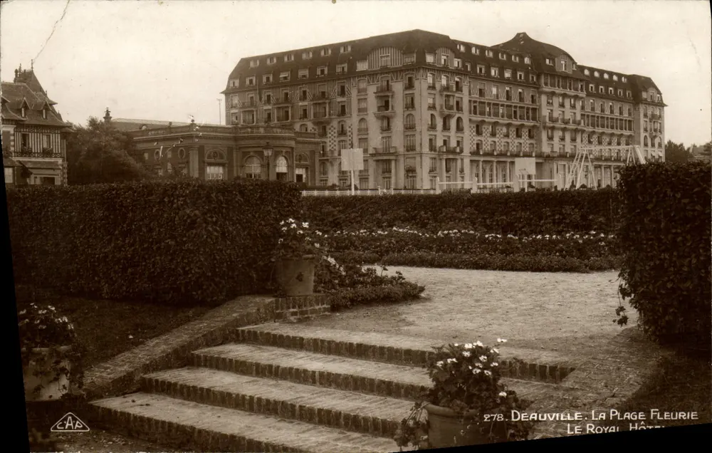 Deauville - Die blühende Strandpromenade - Hotel Le Royal — Verlag C.A.P. Nr. 278 - Vorderseite