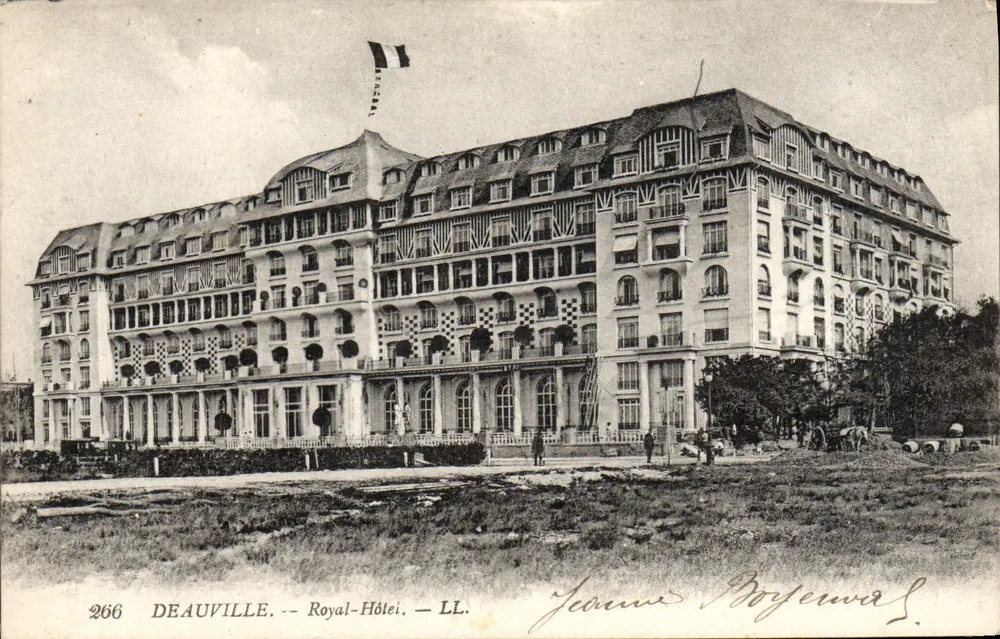 Deauville — Hotel Royal — LL. — n° 266 - Frente