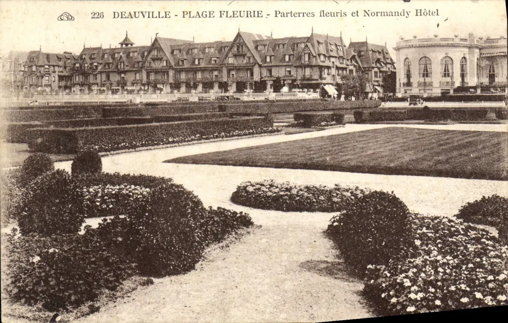 Deauville - Plage Fleurie - Blumengesäumte Parterres und Hotel Normandy - Vorderseite