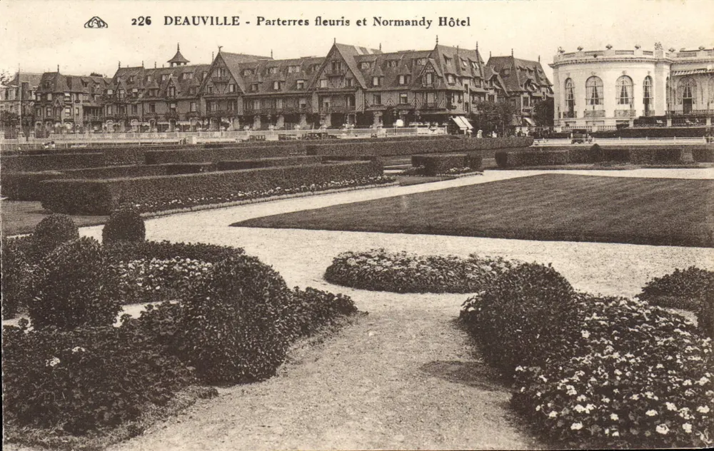 Deauville - Blumenbeete und Hotel Normandy — Verlag Cie Albacienne des Arts Photographiques, Straßburg - Vorderseite