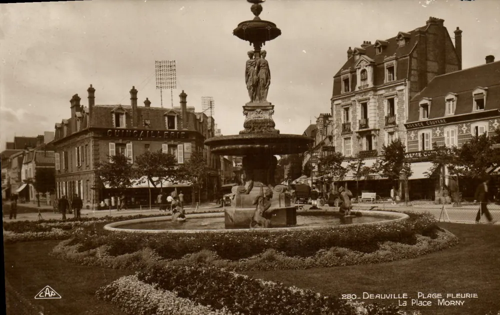 Deauville - Place Morny — Ansicht der zentralen Fontäne — Verlag C.A.A. Nr. 280 - Vorderseite