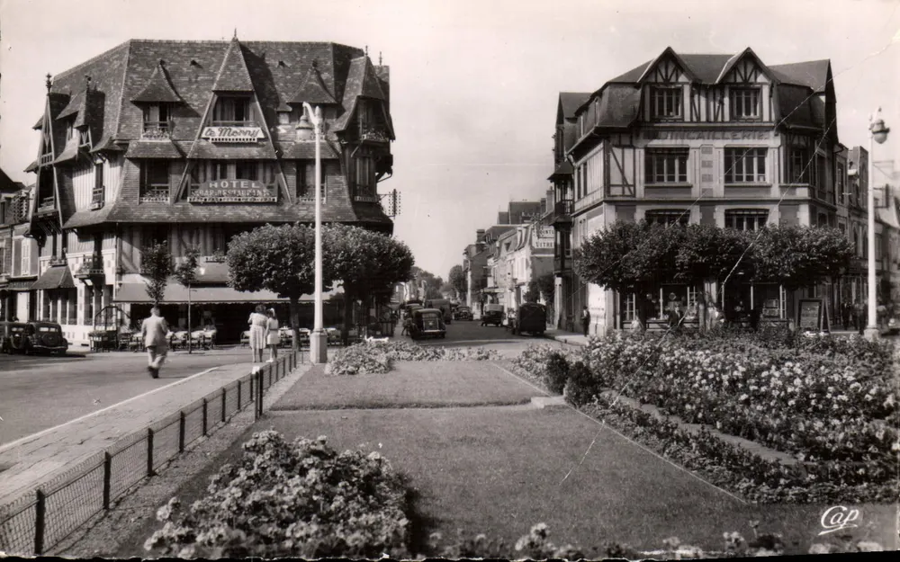 Deauville - Place Morny — Blick auf das Hotel Le Morny und die Bäckerei, Verleger Réal-Photo - Vorderseite