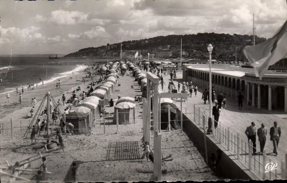 Deauville — La Plage à marée haute — Cité des Arts Photomécaniques, Paris 15e - Vorderseite