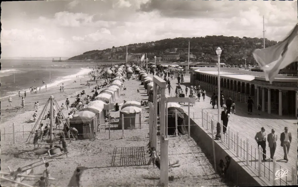 Deauville - Die blühende Strand — Der Strand bei Flut — Réel Foto - Vorderseite