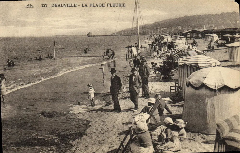 Deauville - La Plage Fleurie — vista della spiaggia con bagnanti e ombrelloni — editore anonimo, n° di serie 127 - Recto