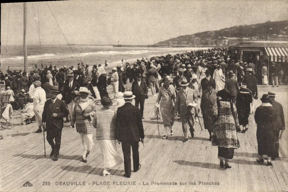 Deauville - Blühende Strandpromenade - Die Promenade auf den Brettern - Vorderseite