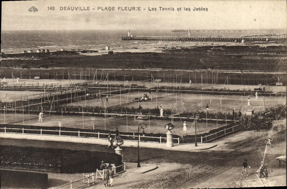 Deauville - Blühende Strandpromenade - Die Tennisplätze und die Dächer - Vorderseite