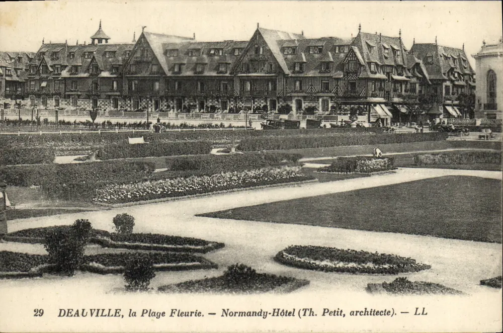 Deauville, a Praia das Flores — Normandy-Hôtel (Th. Petit, arquiteto) - Frente