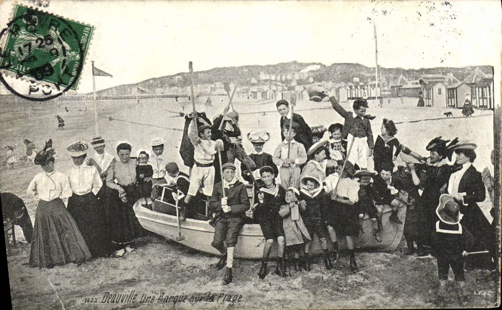 Deauville — Ein Boot am Strand — Verlag L.V. n°1622 - Vorderseite