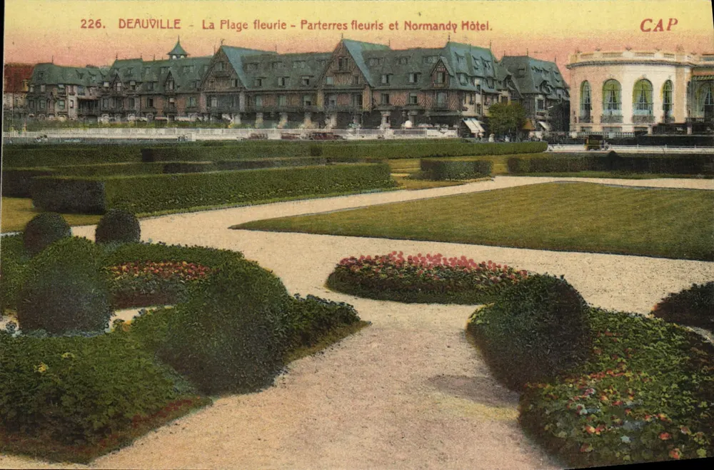 Deauville - Die blühende Strandpromenade - Blühende Beete und Hotel Normandy — CAP - Vorderseite