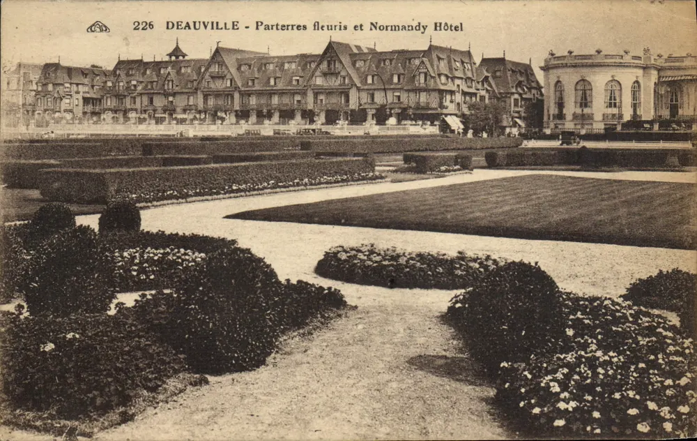 Deauville - Blühende Parterres und Hotel Normandy — Calacienne des Arts Photographiques, Serie 226 - Vorderseite
