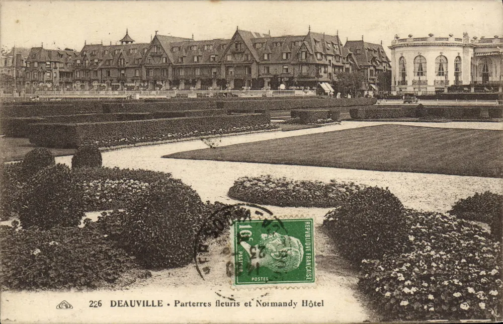 Deauville — Blütenbeete und Normandy Hotel — anonymer Verlag, Nr. 226 - Vorderseite