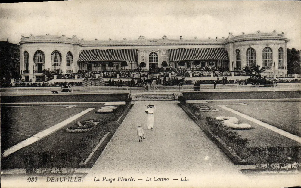 Deauville — De bloeiende strandpromenade — Het Casino — LL. — Nr. 237 - Voorkant