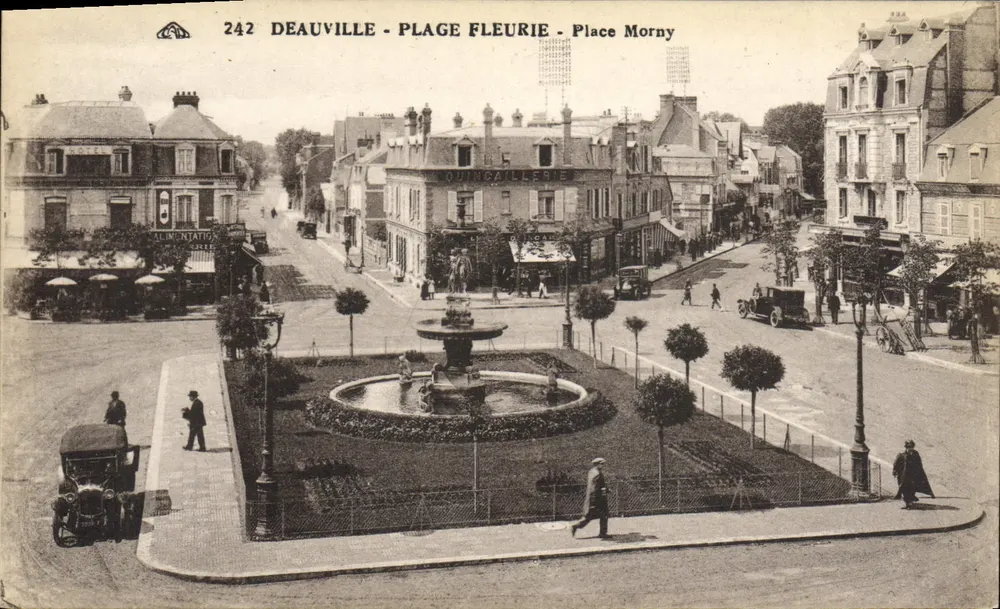 Deauville - Blütenstrand - Place Morny — Ansicht der Place mit Brunnen und Gebäuden - Vorderseite