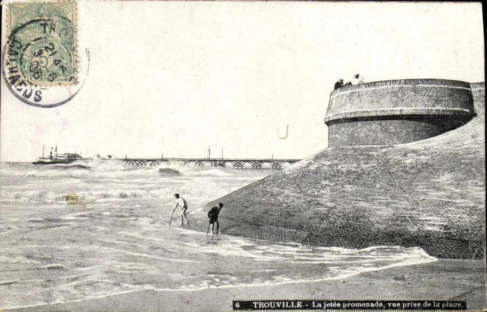 Trouville - Die Promenadenmole, Aufnahme von der Place — Verleger L. & Cie, n°6 - Vorderseite