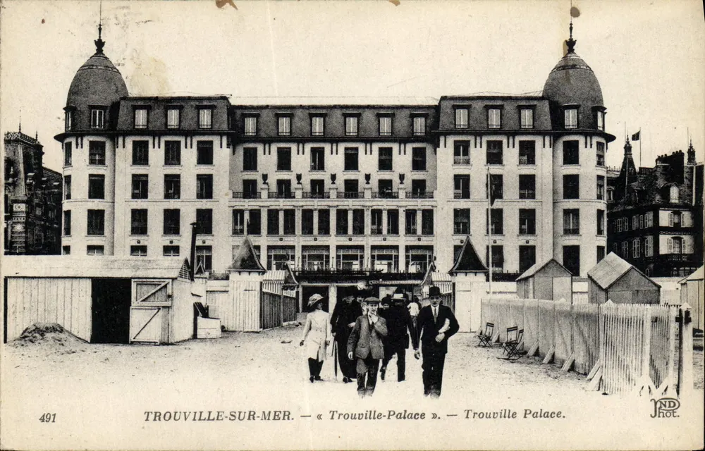 Trouville-sur-Mer — Trouville Palace — JND Phot. - Recto