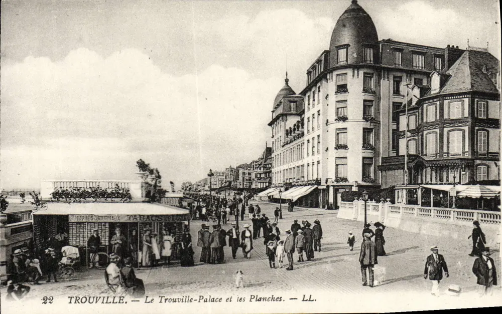 Trouville — Le Trouville-Palace und die Planches — LL. - Vorderseite