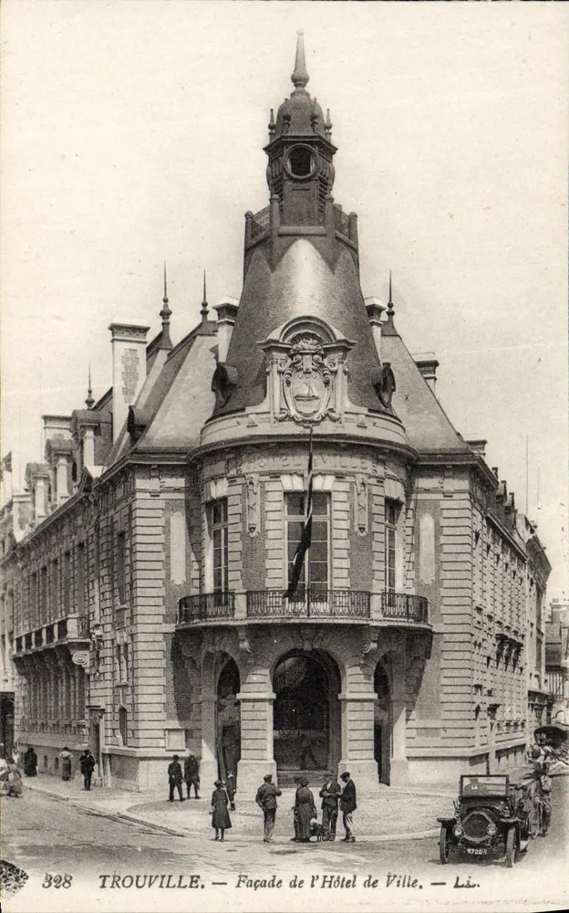 Trouville — Fassade des Rathauses — Lén. - Vorderseite