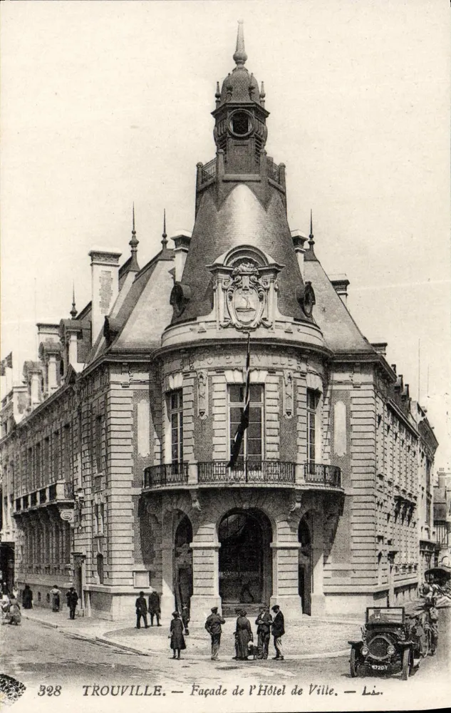 Trouville — Façade de l'Hôtel de Ville — Li. — n° 328 - Recto