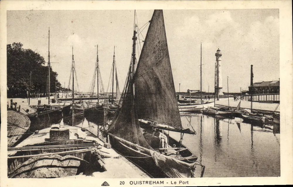 Ouistreham - O Porto — vista do porto com farol e barcos a vela — editor CPAH - Frente