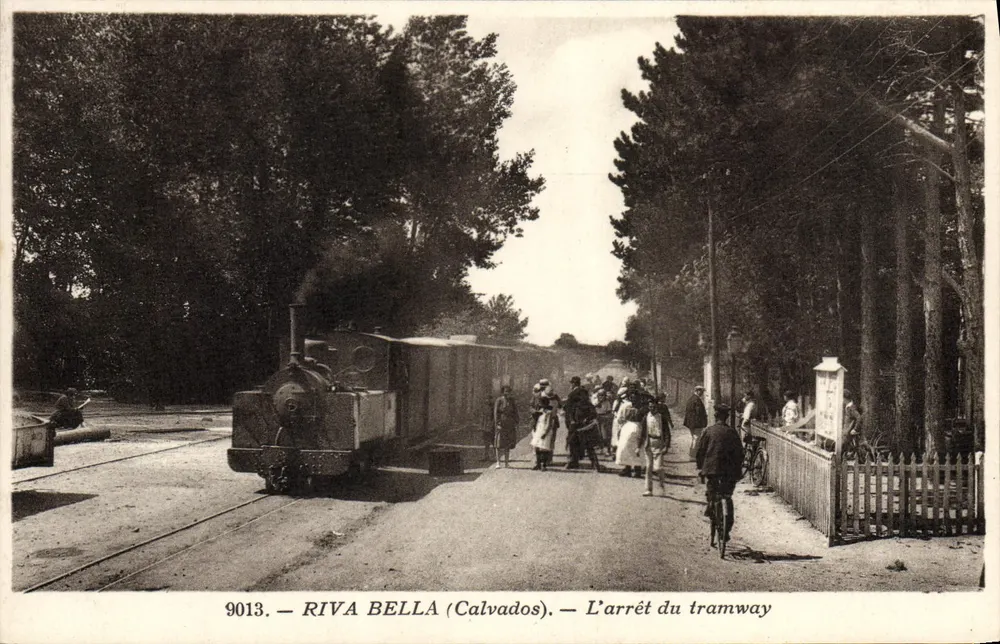 Riva Bella (Calvados) — A parada do trem — editor anônimo, n° de série 9013 - Frente
