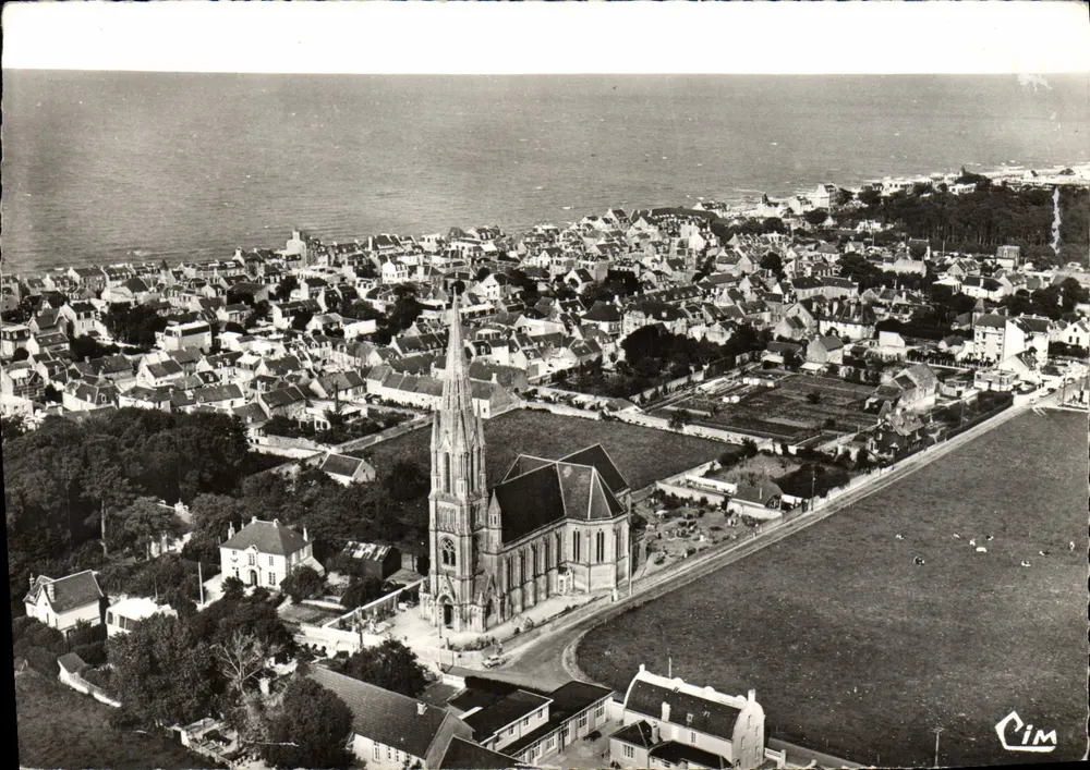 St-Aubin-sur-Mer (Calvados) — Allgemeine Luftaufnahme. Die Kirche und das Meer — CIM - Vorderseite