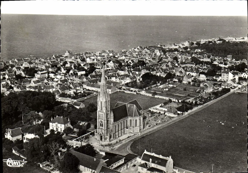 St-Aubin-sur-Mer (14) — Allgemeine Luftaufnahme — Die Kirche und das Meer — Combier Drucker-Schreiner (71 S.&L.) - Vorderseite