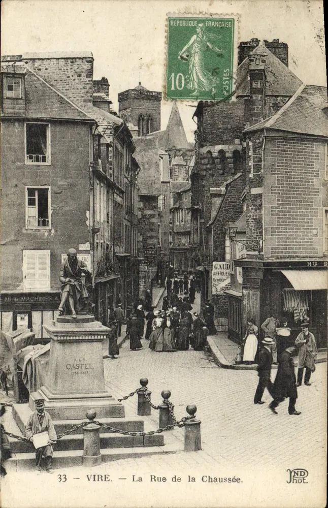 Vire — A Rue de la Chaussée — estatua de A.L.A. Castel (1786-1851) — JND Phot. - Frente