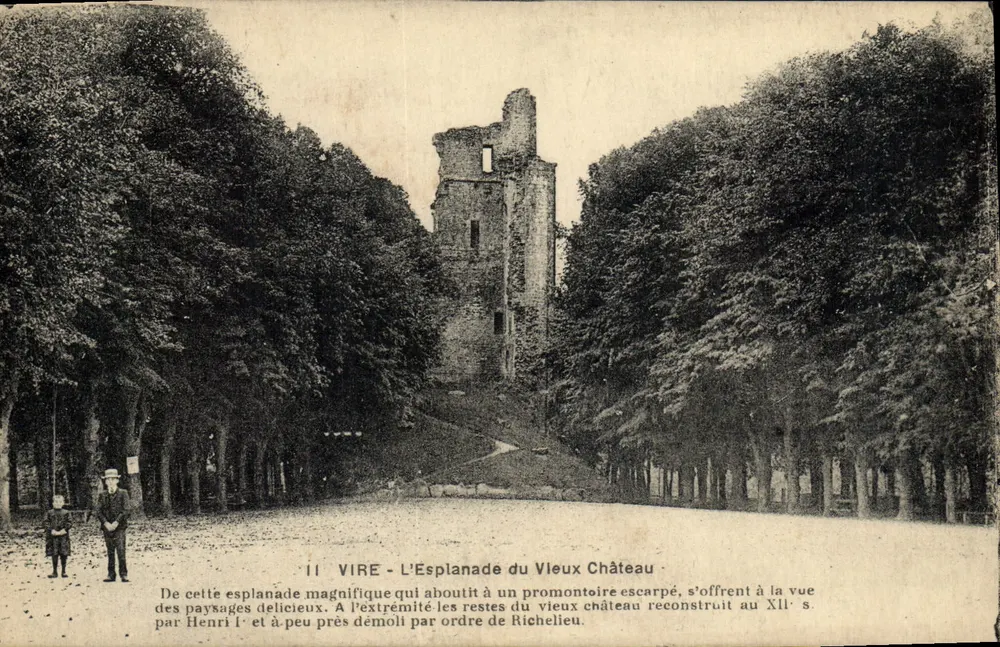 Vire - A Esplanada do Velho Castelo — ruínas do castelo reconstruído no século XII e demolido por Richelieu, ed. H. Ermitte - Frente