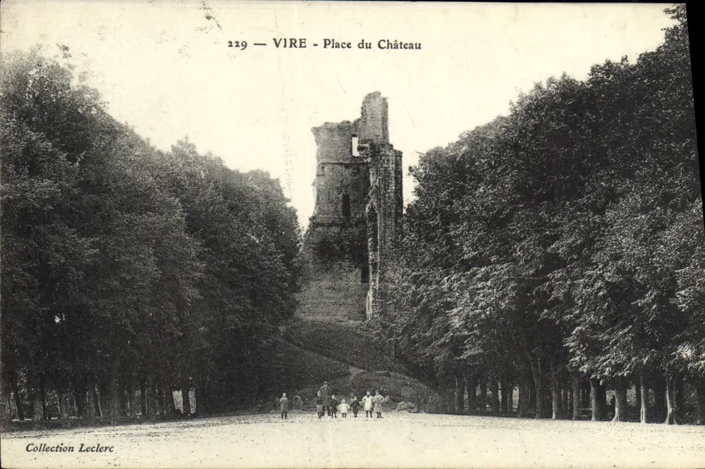 VIRE - Place do Castelo — ruínas do castelo cercadas por árvores — Coleção Leclerc, n° 229 - Frente
