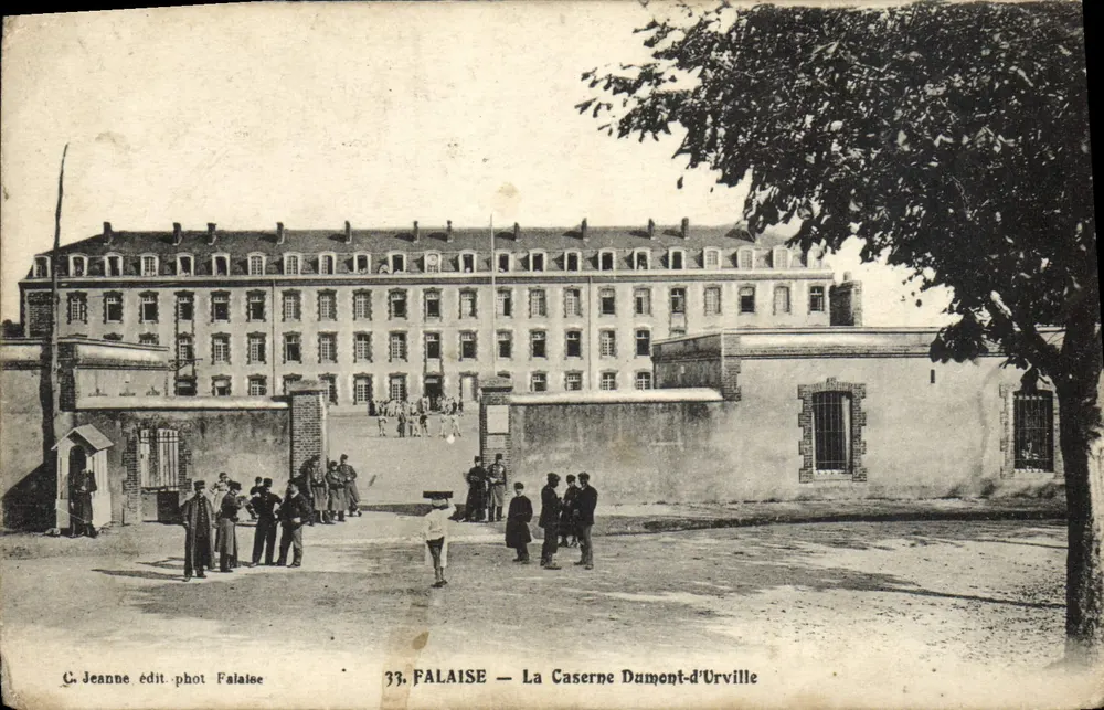 FALAISE — Die Kasernen Dumont-d'Urville — C. Jeanne, phot. Verlag Falaise, Nr. 33 - Vorderseite