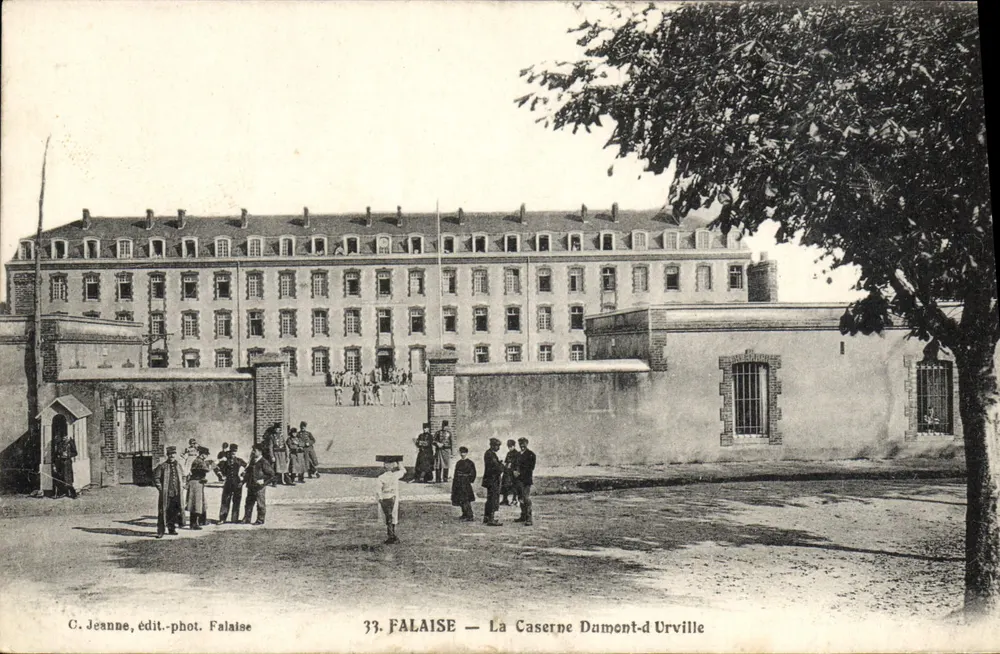 Falaise — Kasernen Dumont-d'Urville — C. Jeanne, Verlag-Fotograf Falaise, Nr. 33 - Vorderseite