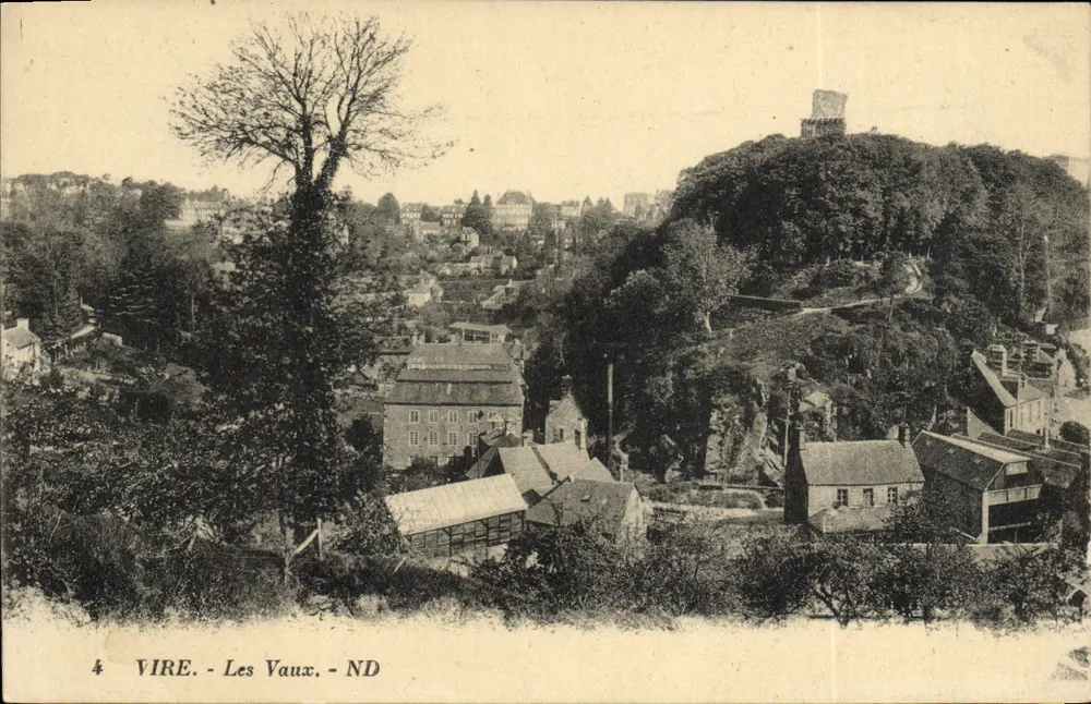 VIRE - Les Vaux - ND — vista panorâmica com castelo em colina - Frente