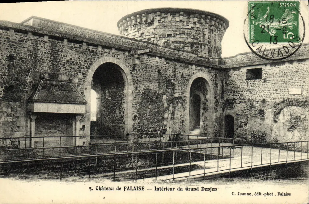 Castelo de FALAISE — Interior do Grande Donjon — C. Jeanne, édit-phot, Falaise - Frente