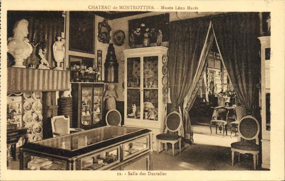 Château de Montrottier - Musée Léon Marès - Salle des Dentelles - Vorderseite