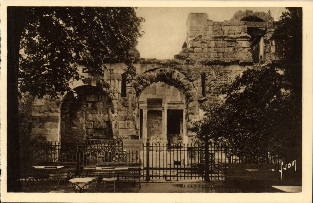 Nîmes (Gard) — Fontänen-Garten — Tempel der Diana — Art Editions YON - Vorderseite