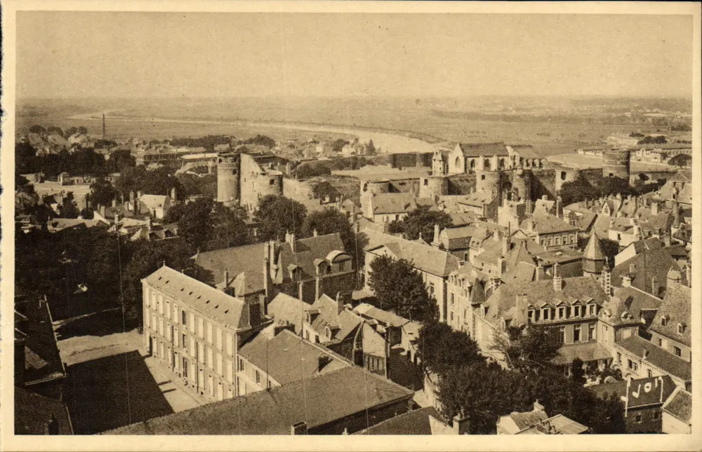 Angers (Maine-et-Loire) — Ogólny widok ku zamkowi — Wydawnictwo Sztuki AYON, Paryż - Awers