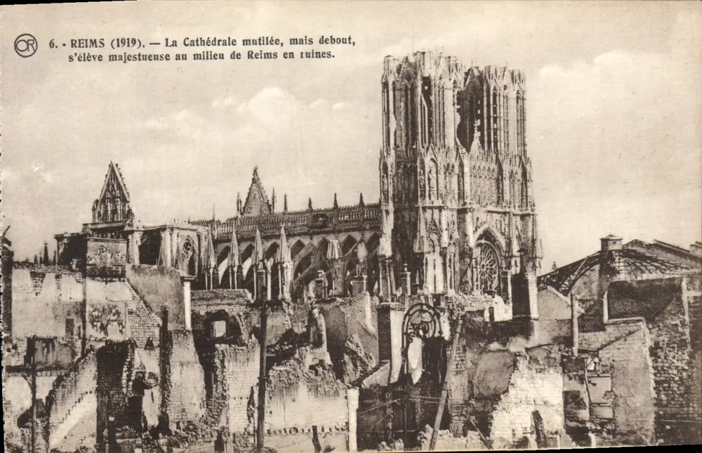 Reims (1919) — La Catedral mutilada, pero erguida, se alza majestuosa en medio de Reims en ruinas. - Anverso
