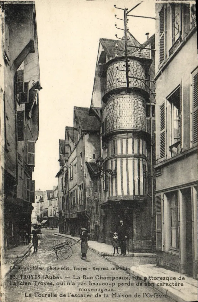 Troyes (Aube) — A Rue Champeaux, a torre da escada da Casa do Ourives — CA. Brant lidier, foto-editora, Troyes - Frente