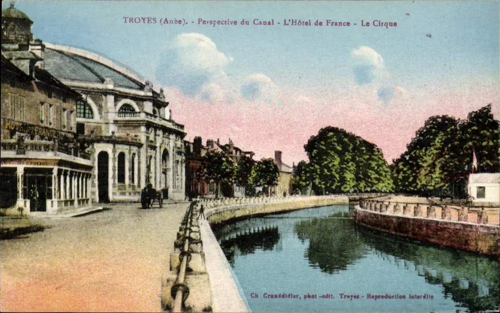 Troyes (Aube) - Perspektive des Kanals - Das Hotel de France - Der Cirque - Vorderseite