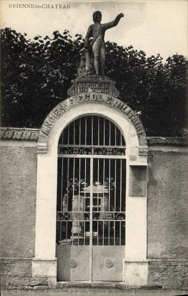 Brienne-le-Château — Antiga Escola Militar — estátua de Napoleão - Frente