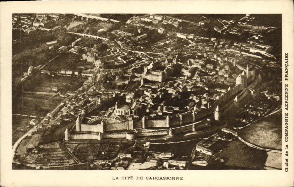 A Cidade de Carcassonne — vista aérea — Cliché da Compagnia Aérea Francesa - Frente