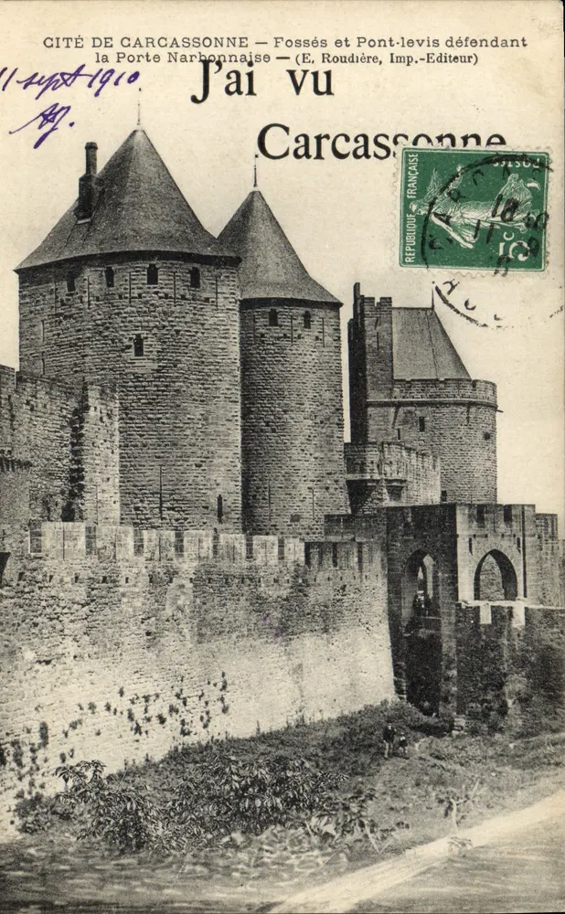Cidade de Carcassonne — Fossos e Ponte-Leve Defendendo a Porta Narbonense — (E. Roudère, Imp.-Editora) - Frente