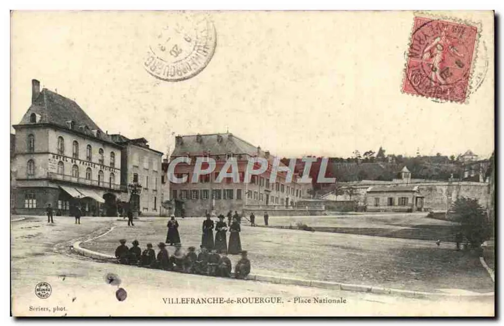 VILLEFRANCHE-de-ROUERGUE — Place Nationale — Seriers, fot. - Frente