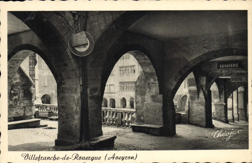 Villefranche-de-Rouergue (Aveyron) — Ansicht unter den Arcaden — Théo Jac - Vorderseite