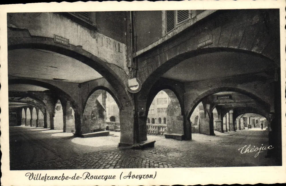 Villefranche-de-Rouergue (Aveyron) — Arcades und Renaissance-Hotel — Théojac - Vorderseite